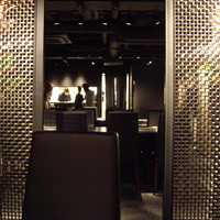 黒牛 - モノトーンでシックな店内