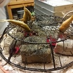 割烹 やました - 最後に頭をさして焼きます