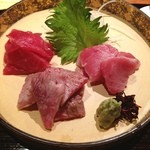 Tsudumi - マグロの中落ち、ほほ肉、脳天を3種盛りで。
      酒が進みます( ^ ^ )/■