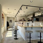 ラーメンろくでなし - 明るく広々とした清潔感のある空間