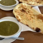 ガネーシュ - 料理写真:サグカレー850円       ナン大280円