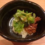 割烹・蕎麦 波と風 - 牛筋もとろーんとしたもので味付けもいい。アクセントの九条ねぎがまた脇を固めている