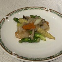 中国料理 桃花林 - 魚料理はいろどりの良い美味しい柚子風味の海老の塩炒めです。