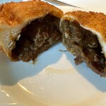 ベーカリー ピカソ - 牛肉ゴロゴロカレーパン　断面