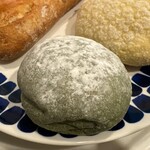 ベーカリー ピカソ - よもぎ白玉あんぱん　230円