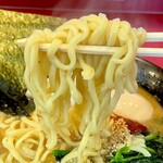 横浜ラーメン おか本 - ラーメン並、味玉トッピング 麺