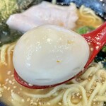 横浜ラーメン おか本 - ラーメン並、味玉トッピング