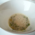 ピエール・ガニェール - フレッシュハーブの香りを付けた　温かいブイヨン　グリンピース、ソラマメ、イベリコハムと共に。