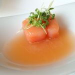 ピエール・ガニェール - サクラマスのコンフィー　柚子の香りを付けたグレープフルーツのジュレ。