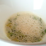 フレッシュハーブの香りを付けた　温かいブイヨン　グリンピース、ソラマメ、イベリコハムと共に。