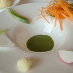 ピエール・ガニェール - さまざまな春野菜を抹茶とアーモンドのソースで。