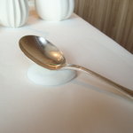 ピエール・ガニェール - お店のロゴ入りのスプーン置き。