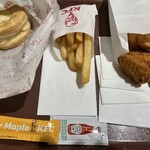 ケンタッキーフライドチキン - 料理写真:フライドポテト、チキンナゲット、ビスケット。