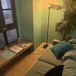 シーシャカフェ fiction  - ティファニーブルーの壁がお出迎え。ここだけ新宿じゃない空気感