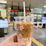 ドトールコーヒーショップ - 改札口を背景に笑