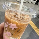 ドトールコーヒーショップ - 自動改札機を背景に笑