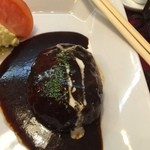 西洋亭 - ハンバーグは小ぶりながら肉の旨味がギッシリ