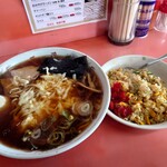 ラーメンハウス三平 - しょうゆチーズラーメン 1,050円、大盛120円、ハーフねぎチャーハン 530円