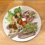 叙序圓 - 前菜（居酒屋メニュー: 塩漬け鴨肉、台湾腸詰、ほたてのたらこソース、よだれ鶏、イカ揚げ団子）