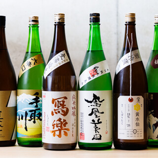 店主の目利きで選ぶこだわりの日本酒。飲み比べセットあり