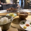 挽肉と米 - １個目はそのままで…２個目は鬼おろし…
３個目は生卵とゆずの薬味でフィニッシュ！