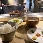 挽肉と米 - １個目はそのままで…２個目は鬼おろし…
３個目は生卵とゆずの薬味でフィニッシュ！