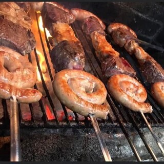 炭でじっくり焼き上げる！本場さながらのシュラスコが自慢◎
