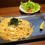 shige - 本日のパスタセット(税込1,200円)
①野菜サラダ(高萵苣&赤縮緬萵苣&水菜&ミニ蕃加)
②明太子パスタ、青海苔載せ
明太子とバター、ピリ辛なのはタバスコかな？