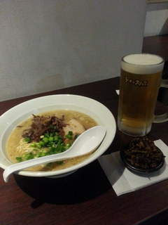 東京とんこつ 萬燈行 - 醤油とんこつ680円と期間限定？生ビール通常500円が400円