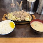 びっくり亭 - 料理写真:焼き肉＋ライス（小）