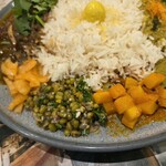 ハルダモンカレーオカヤマ - 付け合わせ（大根、豆、玉ねぎ）