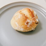 トツゼン ベーカーズ キッチン - クリームチーズレーズン（225円）