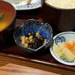 炭火焼食堂 こがね屋 - 銀だらの熟成ひもの定食・小鉢2種