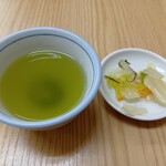 とんかつ山家 - まず初めにお茶とお新香