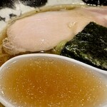 中華蕎麦 時雨 - 透き通ったスープは旨みが深い。
