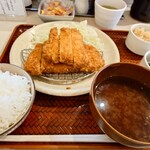 とんかつは飲み物。 - ロースかつ定食1.5倍定食(切干大根の煮込み、ひじきの煮物、山形出汁の豆腐)