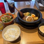 山本のハンバーグ - 料理写真:暫く待つと注文した山本のハンバーグのドリンクセット2240円の出来上がりです。