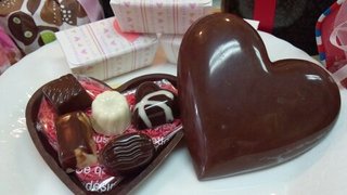 パ・ド・ドゥ - 滑らかな口解けのハート型チョコレートに色んなチョコレートを詰め込みました。