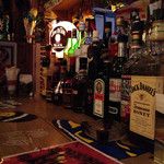 バー ルーツ - カウンターの絵が増えてました