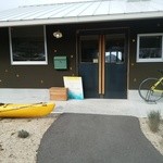 みんなのコーヒー - 入り口にも展示会の看板が。