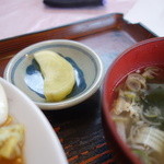 ジャスミン - 中華丼の新香、みそ汁、みそ汁が案外美味い