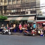 Raan Kaithong Pratunam - 遠目でもなにやら混雑具合が分かる！