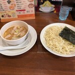 つけ麺 らーめん おおくぼ - 料理写真:肉つけ麺（1050円）大盛り（100円）