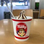 不二家 - ドリンク写真:ミルキーソフトクリーム・チョコレートソース (390円)