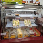 ホリーズカフェ - 料理写真:カウンター右側 ショーケース ケーキ・サンド・焼き菓子