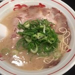 長浜屋台 やまちゃん 銀座店 - チャーシュー麺900円
                                
                                博多長浜ラーメンのお店。豚骨ですがサラッといただける程度の濃厚さが良い感じ。麺は低加水の細麺をバリカタでいただきました。
                                チャーシューは薄めが6枚ほど入っています。
                                
                                2015年24杯目