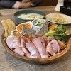 サカエミナミサカバ - 前菜の盛り合わせ(モルタデッラ、生ハム、ガーリックマヨチキン、パテ・ド・カンパーニュ、わかさぎと野菜の南蛮漬け、マンゴー風味のキャロットラペ、砂肝ときのこと枝豆のマリネ)