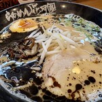 らあめん花月嵐 - 料理写真:旨味のある マイルドな豚骨スープ
そこに ニンニクの旨味と香りを凝縮したという 味千秘伝の “ 黒マー油 ” を 特別に使用