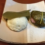 松谷園 - 麩まんじゅう119円と桜餅135円