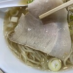 中華そばあづま - チャーシューでてきた笑